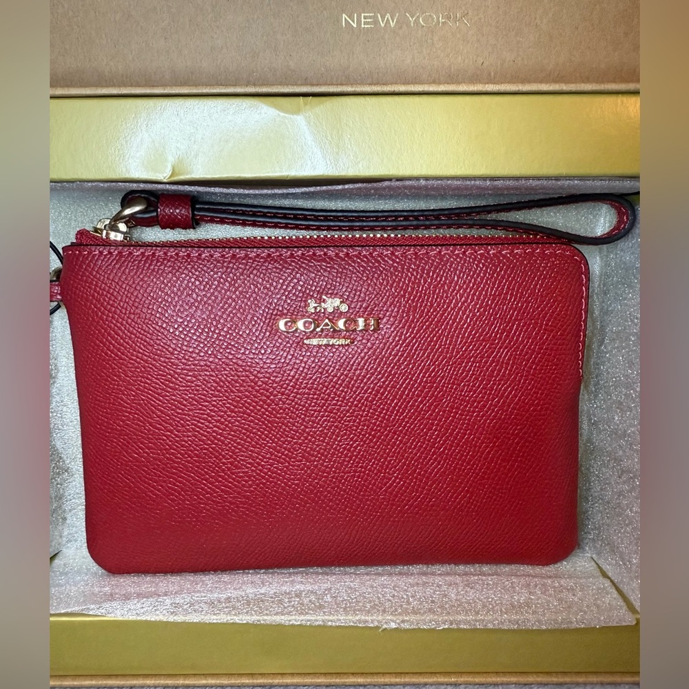 ♥️COACH♥️1941 Red Boxed Leather Corner Zip Wristlet with 2 Charms/NIB - Picture 4 of 10
